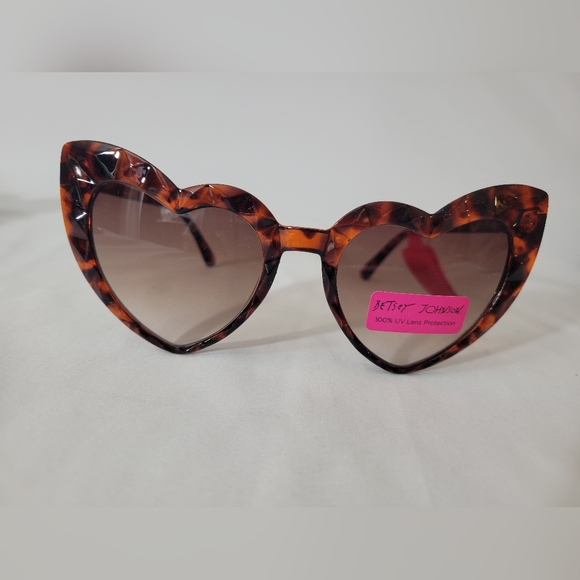 Betsy Johnson Heart Shaped Toroise Shell Sunglasses New - Picture 1 of 8